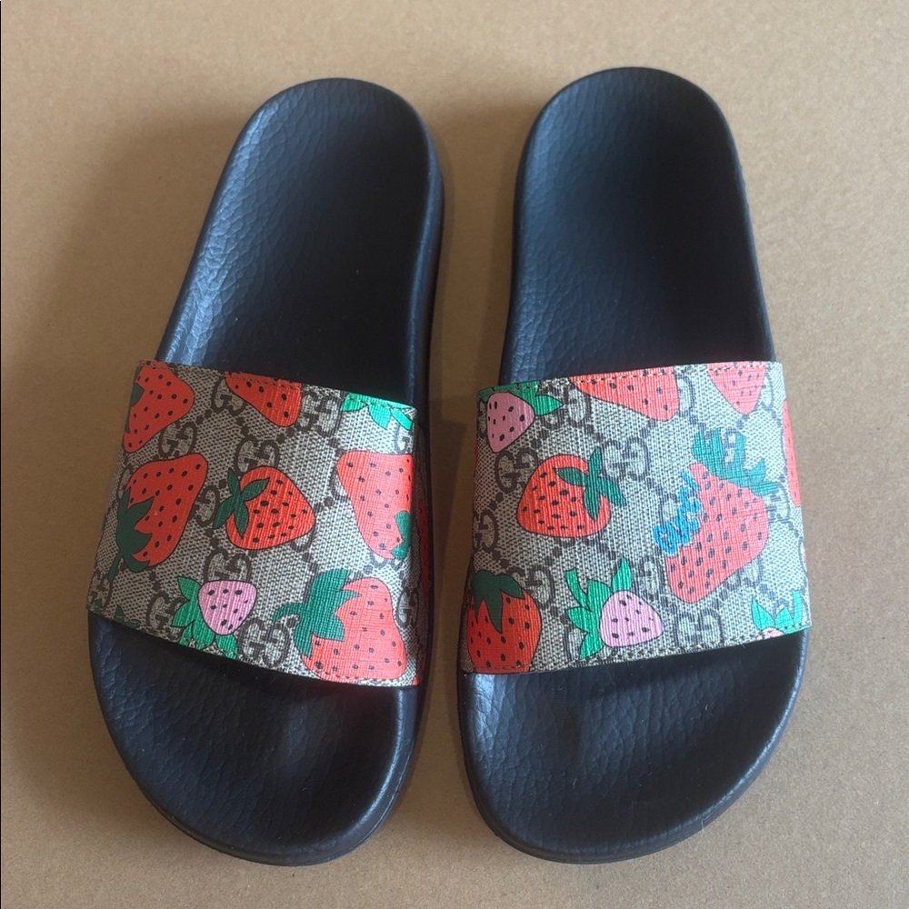 Authentic Gucci GG Strawberry Print Slides - Picture 4 of 6